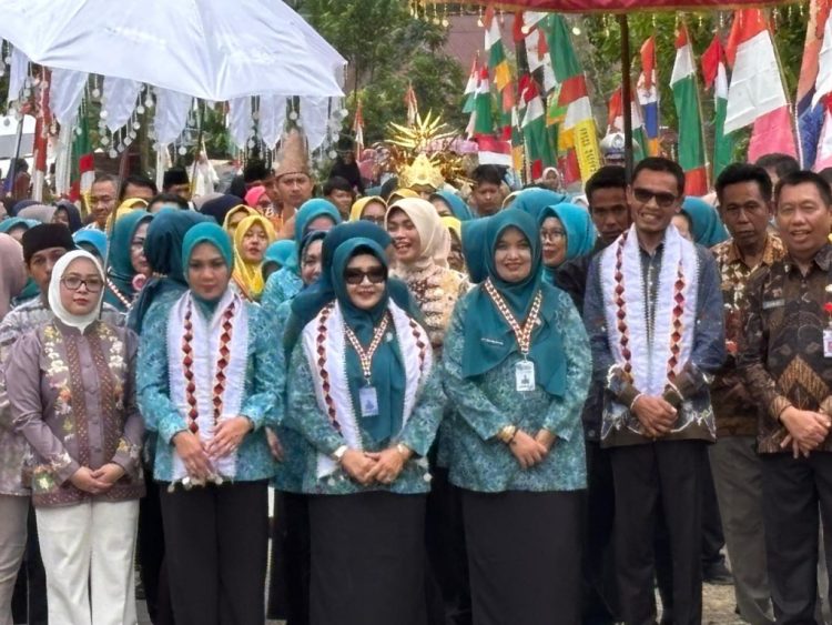 Ketua TP PKK Lampung Serahkan Bantuan di Pekon Kacapura, Warga Antusias Sambut Program Desa Tapis