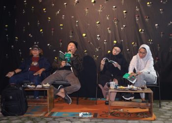 Diskusi Buku “Menungguku Tiba” di Kotabumi: Djuhardi Sebut Isbedy ‘Gila’ Seperti Putu Wijaya