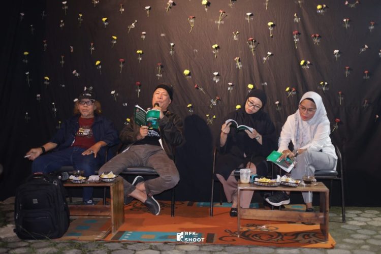 Diskusi Buku “Menungguku Tiba” di Kotabumi: Djuhardi Sebut Isbedy ‘Gila’ Seperti Putu Wijaya