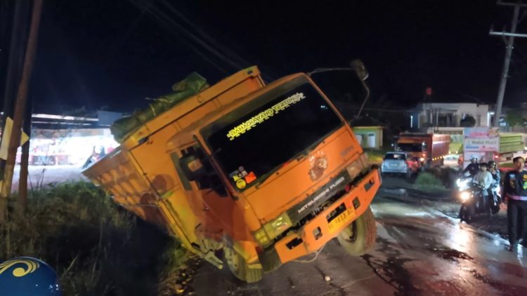 Tragis di Pringsewu! Truk Fuso Mundur di Tanjakan, Ibu Tewas Tergilas Motor Suami Istri