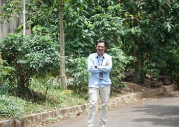 Penyair Muhammad Alfariezie Tabrak Pakem Kesopanan Sastra Konvensional Lewat Puisi Guru Jongkok di atas Regulasi
