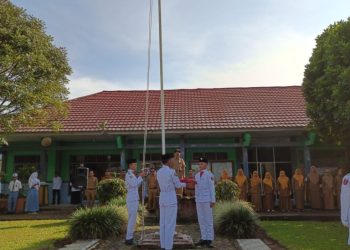 Upacara Bendera SMA Negeri 1 Kebun Tebu Jadi Momen Haru, Kepala Sekolah Supriantoro Purna Tugas dengan Penghargaan Penuh Makna