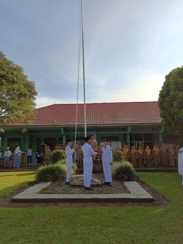 Upacara Bendera SMA Negeri 1 Kebun Tebu Jadi Momen Haru, Kepala Sekolah Supriantoro Purna Tugas dengan Penghargaan Penuh Makna