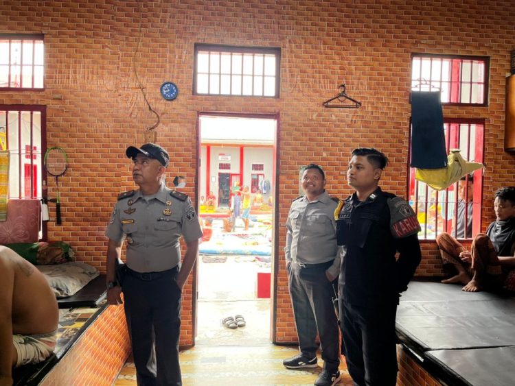 Kontrol Ketat di Lapas Dharmasraya: Plh Kalapas dan Kamtib Pastikan Blok Hunian Aman dan Bebas Barang Terlarang