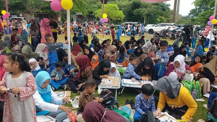 Tanggamus Rayakan Hari Batik Nasional dengan Semangat Budaya, Bunda PAUD Pimpin “Ayo Membatik”