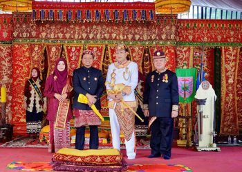 Bupati Pringsewu & Istri Dianugerahi Gelar Adat Kerajaan Sekala Brak, Perkuat Sinergi Budaya dan Pemerintahan