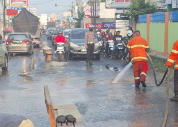 Truk Bermuatan Solar Terbakar di Pringsewu, Sopir Hilang, Jalan Lumpuh Total