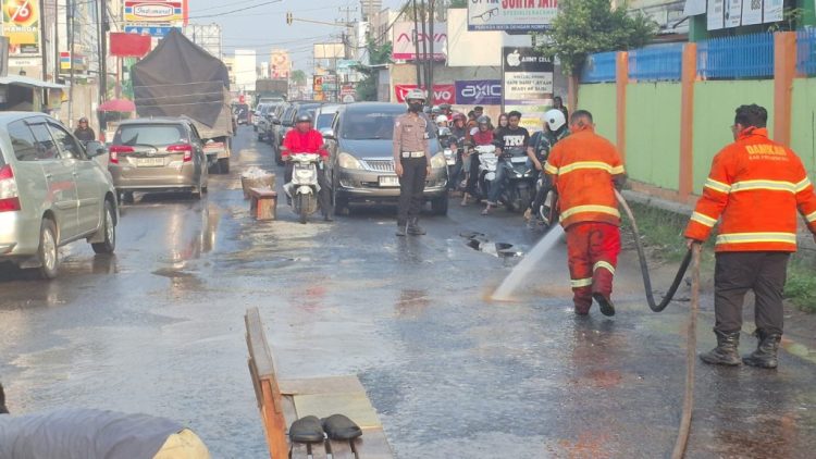 Truk Bermuatan Solar Terbakar di Pringsewu, Sopir Hilang, Jalan Lumpuh Total