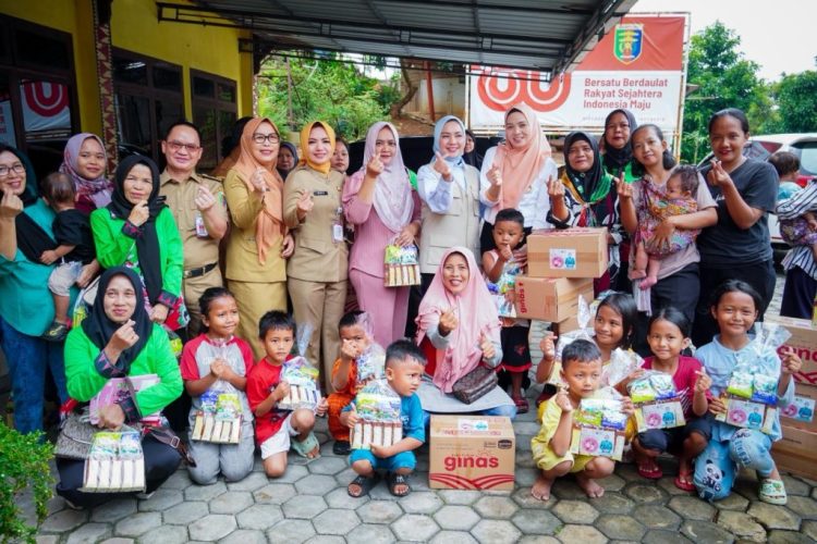 Heboh! Tim Pembina Posyandu Lampung Bagikan Susu, Dukung Gerakan Nasional Cegah Stunting