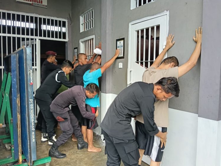 Lapas Dharmasraya Gencar Wujudkan “Zero Halinar”, Razia Kamar WBP Berjalan Aman dan Tertib