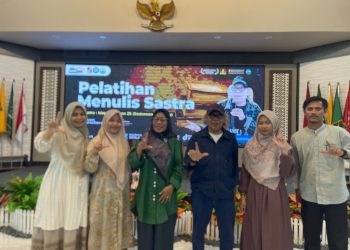 Isbedy Stiawan ZS Bimbing Siswa SMP Mu-AD Metro Menulis Puisi, Hasilkan Puluhan Karya Kreatif