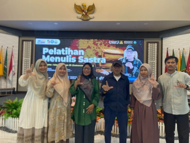 Isbedy Stiawan ZS Bimbing Siswa SMP Mu-AD Metro Menulis Puisi, Hasilkan Puluhan Karya Kreatif