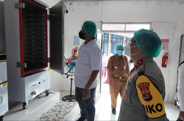 Kapolda Lampung Pantau Langsung Distribusi 4.074 Porsi Makan Bergizi Gratis di Lampung Selatan