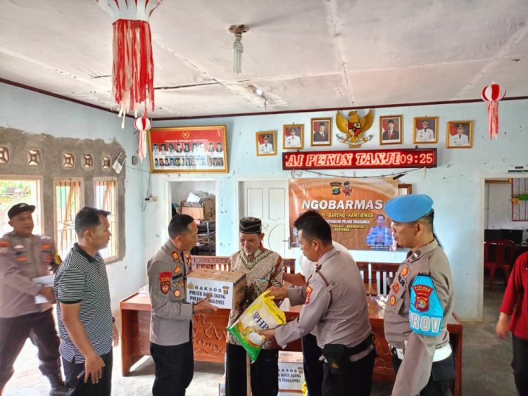 Polsek Kota Agung Gelar “Jumat Berkah”, Bagikan Bahan Pokok untuk Lansia dan Penyandang Disabilitas