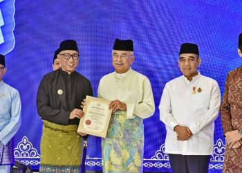 Gubernur Lampung Rahmat Mirzani Djausal Menerima Anugerah Tun Perak DMDI, Wakili 18 Negara