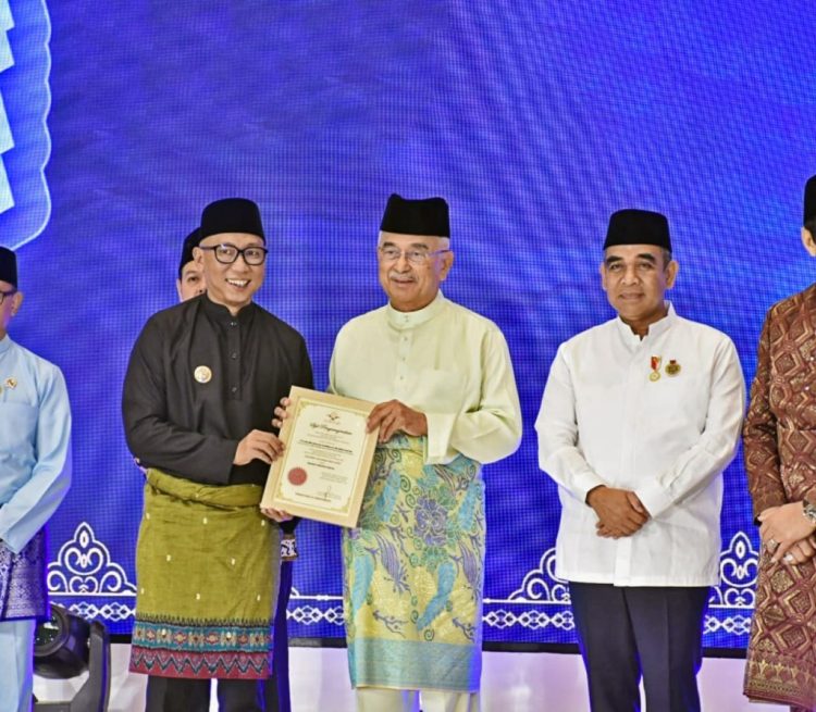 Gubernur Lampung Rahmat Mirzani Djausal Menerima Anugerah Tun Perak DMDI, Wakili 18 Negara