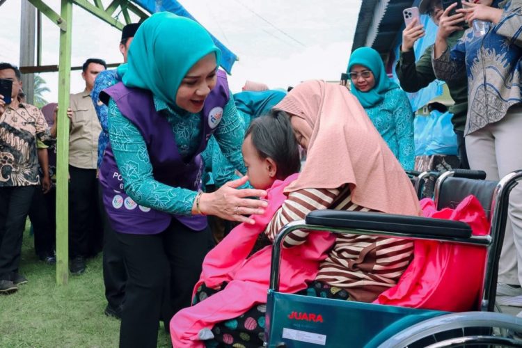 Perkuat Peran Keluarga, Ketua TP PKK Provinsi Lampung Purnama Wulan Sari Mirza Dorong Warga Pekon Marang Pesisir Barat Tingkatkan Semangat Gotong Royong