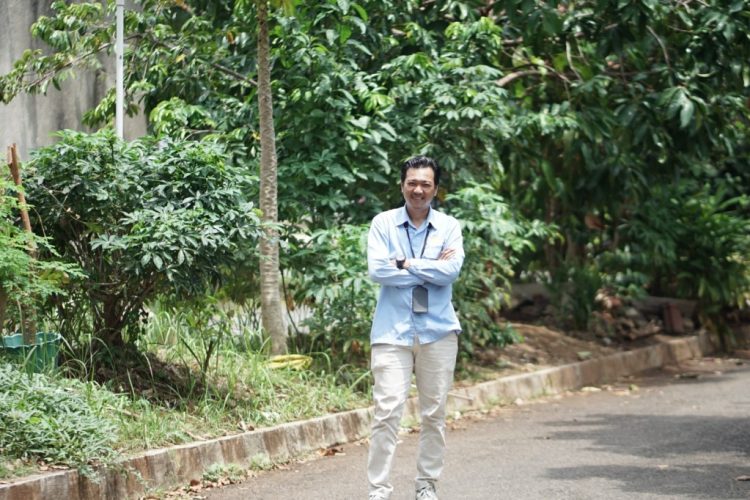 Lirisisme Waktu dan Kepekaan Alam dalam Puisi “Senyum yang Mengalir di Antara Gugur” Karya Muhammad Alfariezie