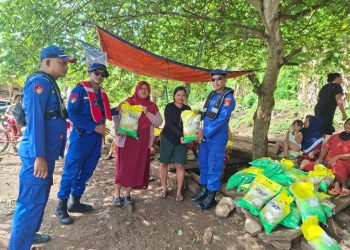 Bakti Polri: Polres Lampung Selatan Antar 100 Sak Beras SPHP ke Warga Pulau Rimau, Perjuangan di Tengah Ombak