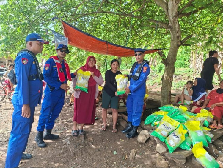 Bakti Polri: Polres Lampung Selatan Antar 100 Sak Beras SPHP ke Warga Pulau Rimau, Perjuangan di Tengah Ombak