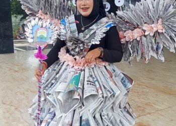 Sosok Guru Berkreatif! Deliana Sulap Koran Bekas Jadi Gaun Spektakuler di Pawai Budaya Lamsel Fest 2025