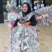 Sosok Guru Berkreatif! Deliana Sulap Koran Bekas Jadi Gaun Spektakuler di Pawai Budaya Lamsel Fest 2025