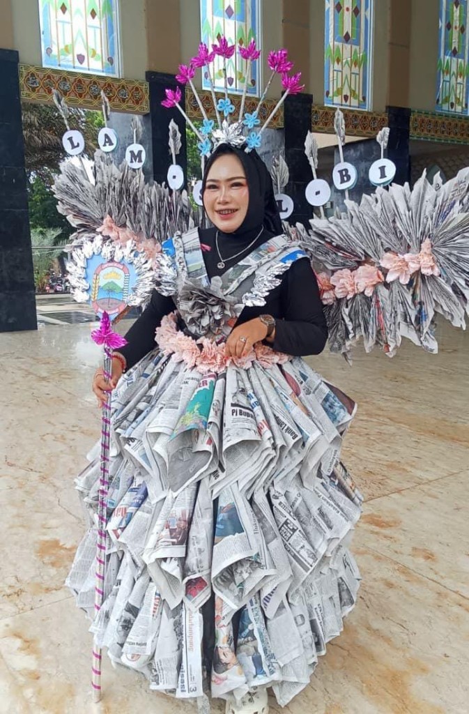 Sosok Guru Berkreatif! Deliana Sulap Koran Bekas Jadi Gaun Spektakuler di Pawai Budaya Lamsel Fest 2025