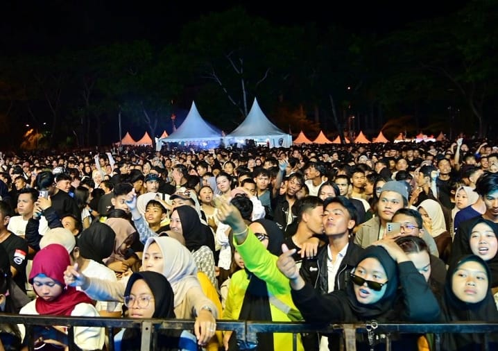 Penutupan Lamsel Fest 2025 Memuncak dengan Konser Spektakuler Silet Open Up, Ribuan Warga Membludak di Lapangan Korpri Kalianda