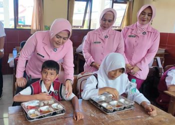 Ketua Bhayangkari Cabang Lampung Selatan Tinjau Program Makan Bergizi di TK Kemala Bhayangkari dan SDN 2 Way Urang, Pastikan Anak Tumbuh Sehat dan Cerdas