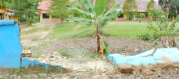 Hari Sabtu SDN 3 Rejomulyo Libur dan Pagar Rubuh, Warga Bertanya-Tanya Ada Apa di Baliknya?