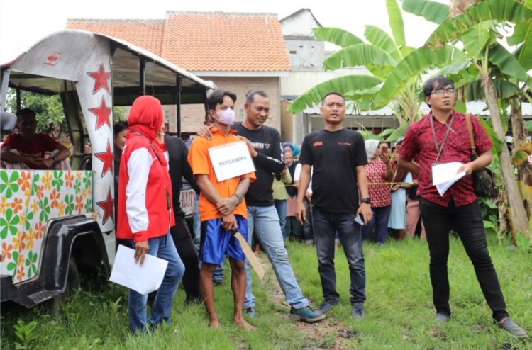 Rekonstruksi Pembunuhan di Pringsewu Bikin Warga Membludak, 17 Adegan Bongkar Kronologi Lengkap Sang Adik Habisi Kakak Ipar