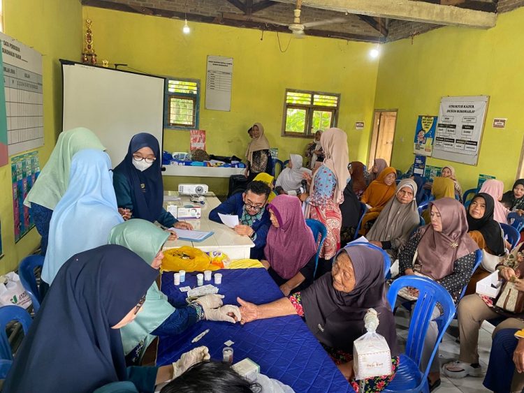 Poltekkes Tanjungkarang Dorong Kesehatan dan Ekonomi Warga Bernung