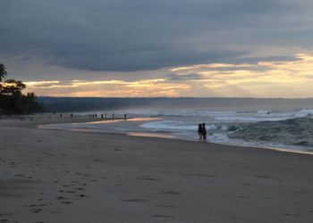 Pantai Mandiri Pesisir Barat Sajikan Sunrise dan Sunset Sekaligus