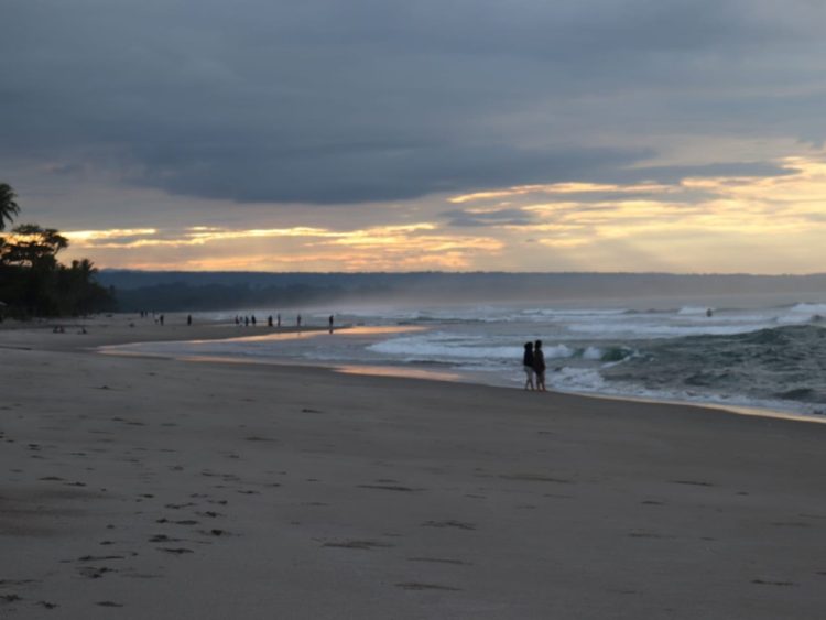 Pantai Mandiri Pesisir Barat Sajikan Sunrise dan Sunset Sekaligus