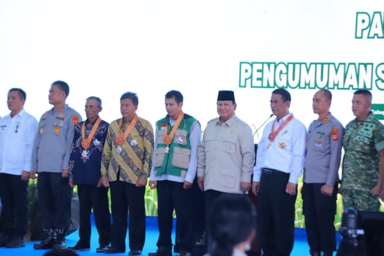 Presiden Prabowo Anugerahkan Satyalancana Wira Karya kepada Kapolres Lampung Selatan AKBP Toni Kasmiri