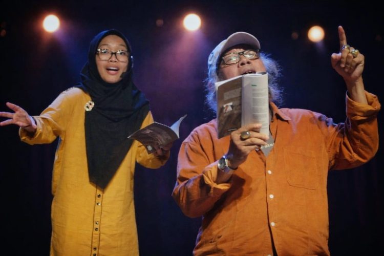 Bedah Buku di Taman Budaya Lampung Ditutup Aksi Puisi Isbedy Stiawan ZS dan Putrinya