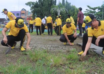 Polres Metro Bersih Sampah di Lapangan Samber, Wujud Kehadiran Polisi di Tengah Warga