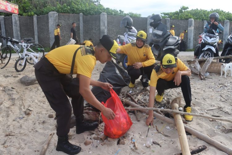 Kapolres Lampung Selatan Pimpin Langsung Aksi Bersih Pantai Batu Rame