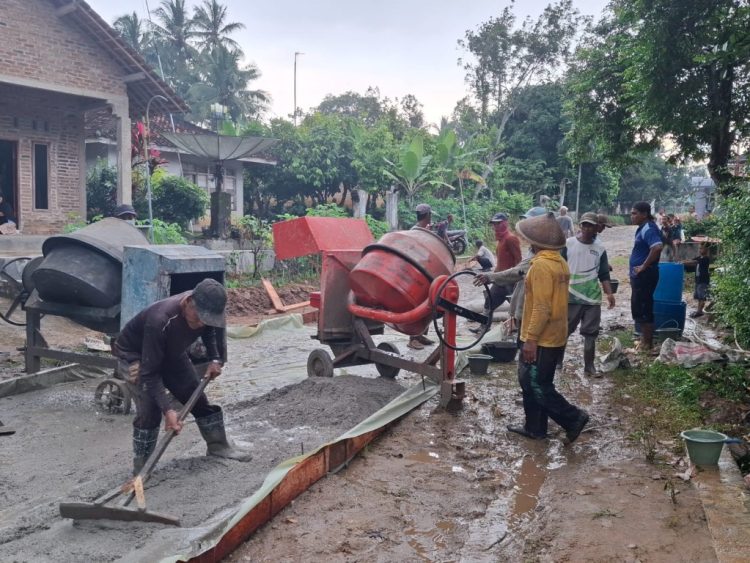 Semangat Gotong Royong, Warga Sendangbaru Bangun Jalan Demi Akses Pendidikan dan Ekonomi