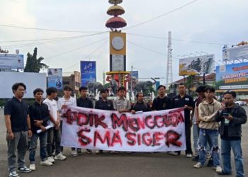 Aksi di Tugu Adipura, Mahasiswa Tuntut Siswa SMA Siger Dipindahkan