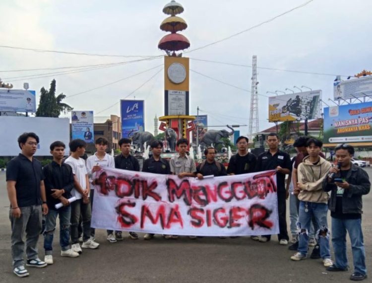 Aksi di Tugu Adipura, Mahasiswa Tuntut Siswa SMA Siger Dipindahkan