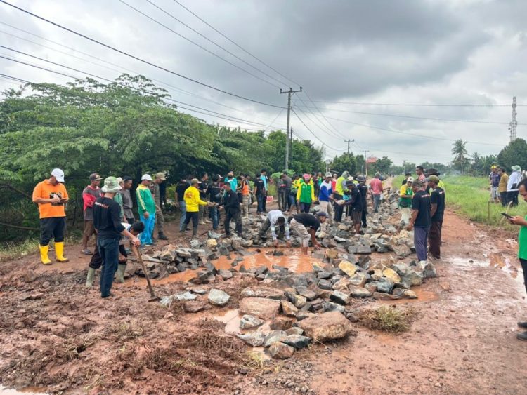 Aksi Kreatif Warga Dorong Percepatan Perbaikan Infrastruktur Daerah