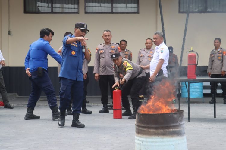 Bhabinkamtibmas Dibekali CPR dan Penanganan Kebakaran oleh Polres Lampung Selatan