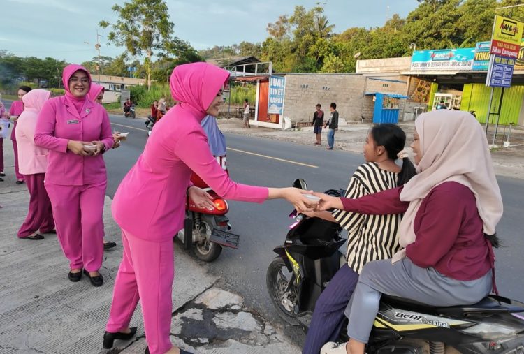 Kepedulian di Pintu Pelabuhan, Bhayangkari Lampung Selatan Bagikan Takjil untuk Pekerja dan Sopir