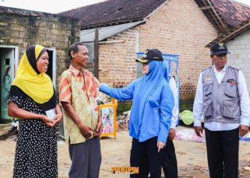 Bupati Pesawaran Serahkan Bantuan untuk Korban Puting Beliung di Tegineneng