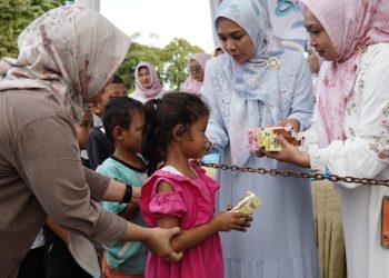 Hari Ke-4 Ramadan, TP PKK dan DWP Lampung Bagikan 700 Paket Takjil di Depan Mahan Agung