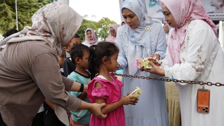 Hari Ke-4 Ramadan, TP PKK dan DWP Lampung Bagikan 700 Paket Takjil di Depan Mahan Agung