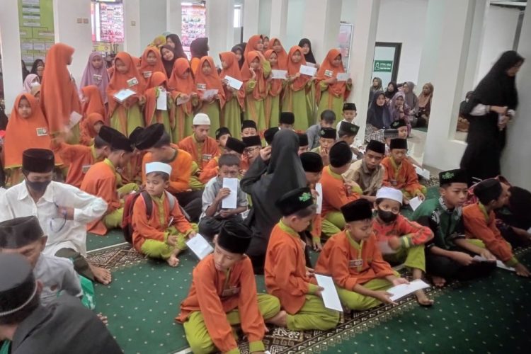 Masjid Al Ishlah Pringsewu Dipenuhi Kebahagiaan, 100 Anak Yatim Terima Santunan Ramadhan