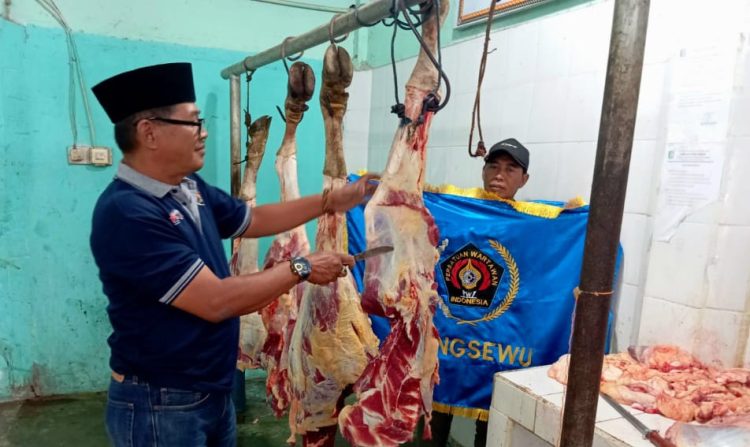 PWI Pringsewu Potong Sapi dan Salurkan Bantuan untuk Sambut Idulfitri
