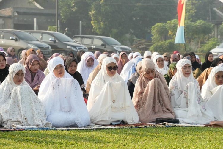 Pilih Sederhana, Bupati Ella Rayakan Idulfitri dengan Santunan dan Bedah Rumah
